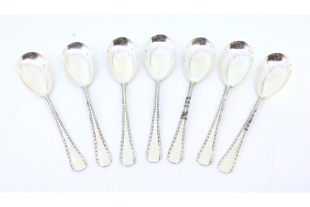  Conjunto de sete colheres de gelado em prata com relevos ao longo dos cabos.